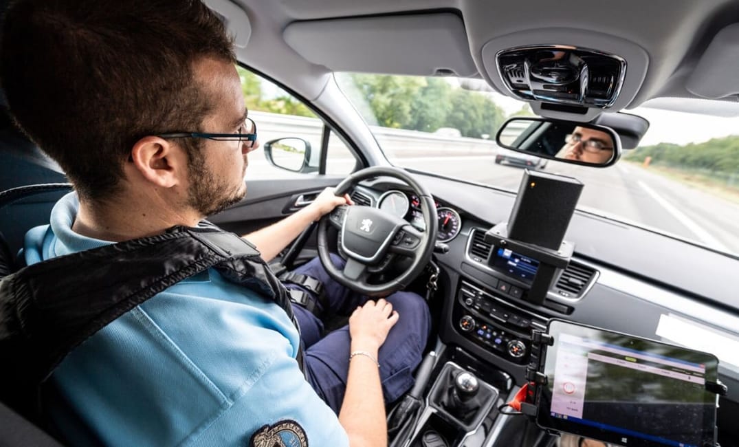 Gendarme dans un véhicule rapide d'intervention