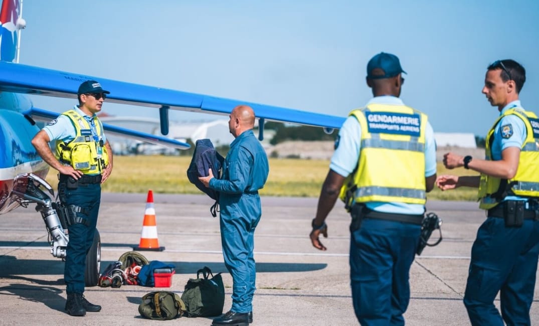 Gendarmes affectés à la brigade de gendarmerie des transports aériens